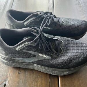 Brooks Men's Ghost Max Triple Black Running Shoes! Size 10.5 (D) GUC!